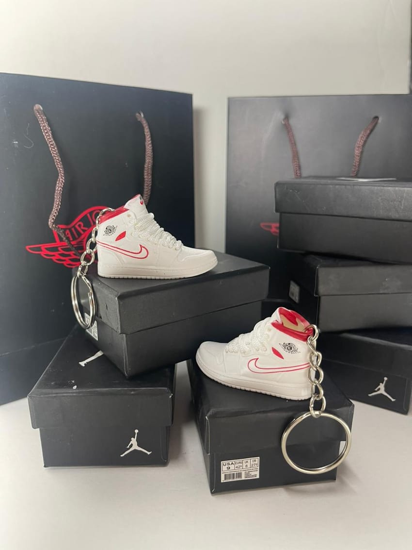 White/Red mini shoe keychain