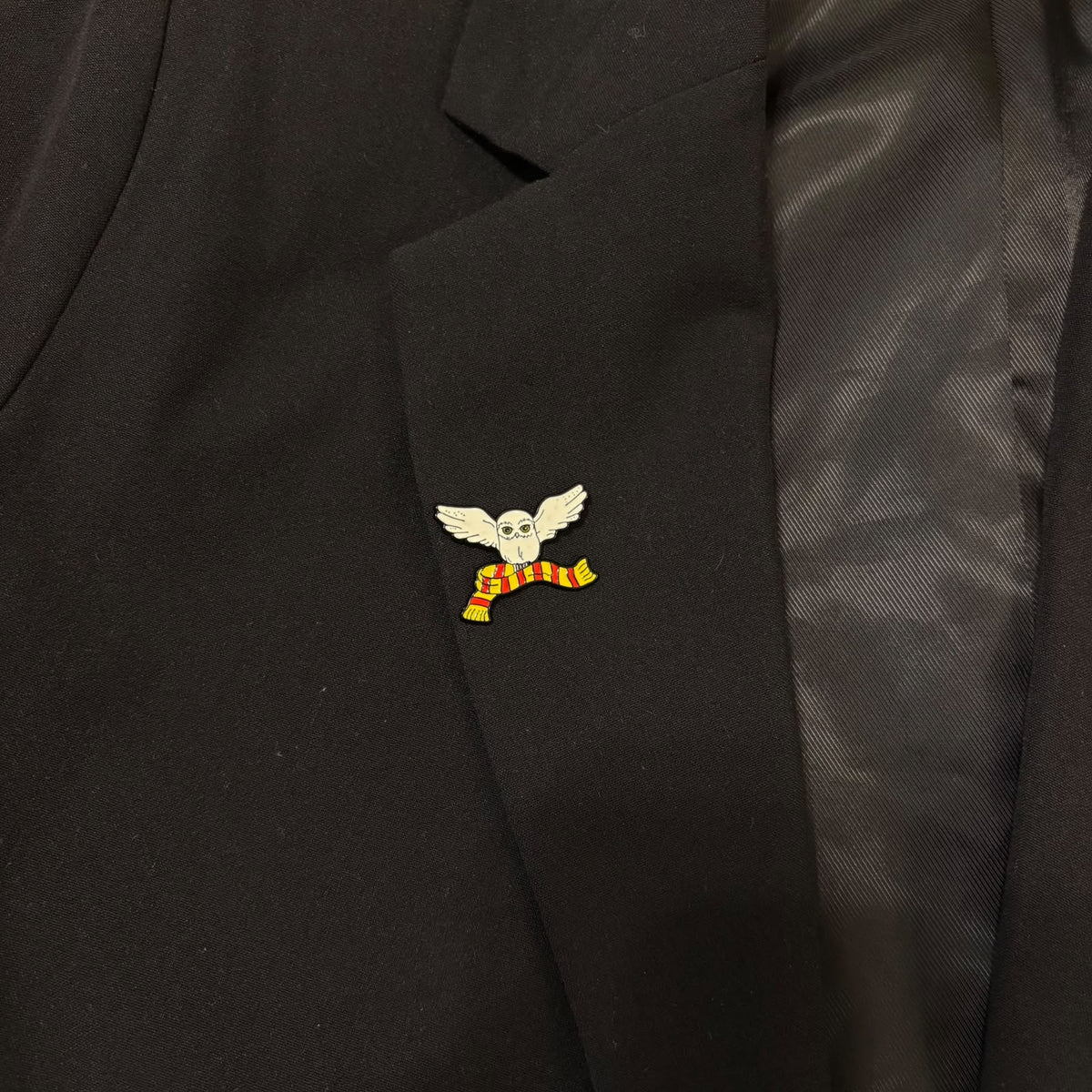 Harry Potter Hedwig Owl Enamel Pin – White Snowy Owl & Gryffindor Scarf Lapel Badge