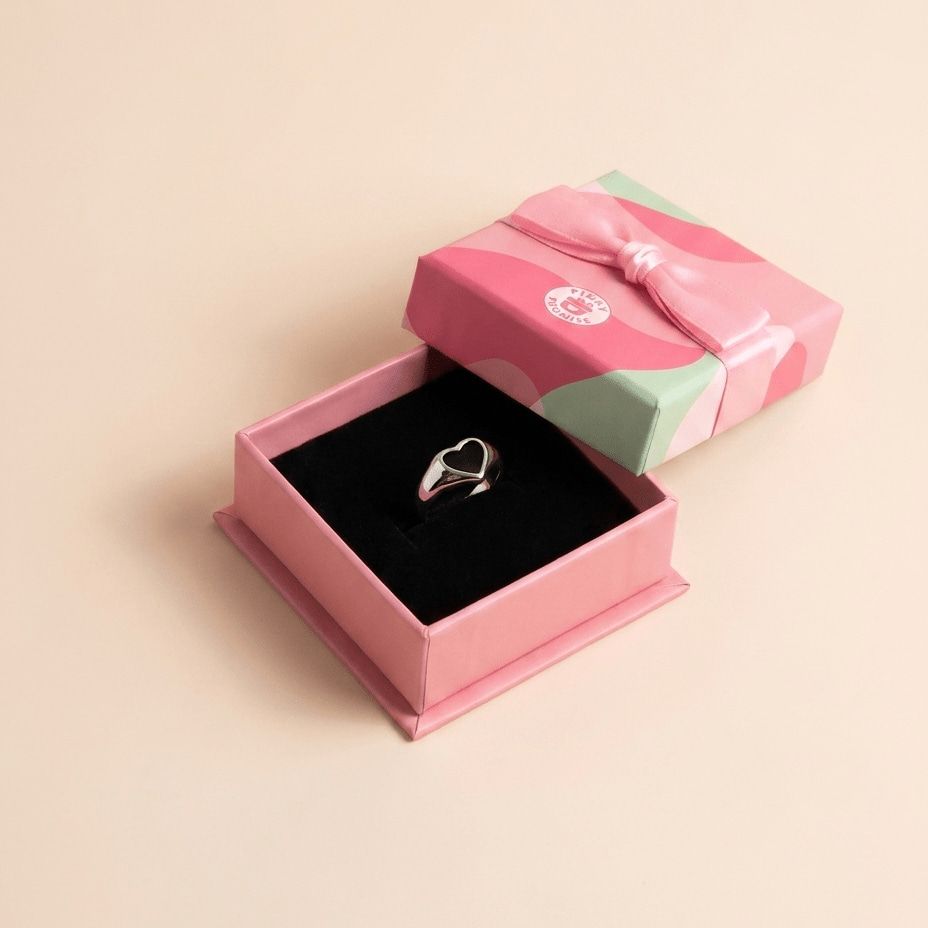 Black Heart Signet Adjustable Ring - 925 Sterling Silver - Close Up | Pinky Promise