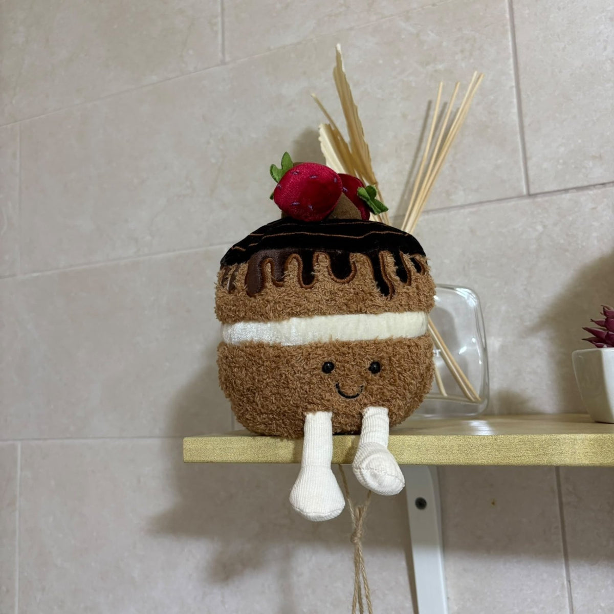 Cute Chocolate Strawberry Cake Plush Toy – Fluffy Amuseable Food Plushie & Desk Decor - 25 cm - Pinky Promise