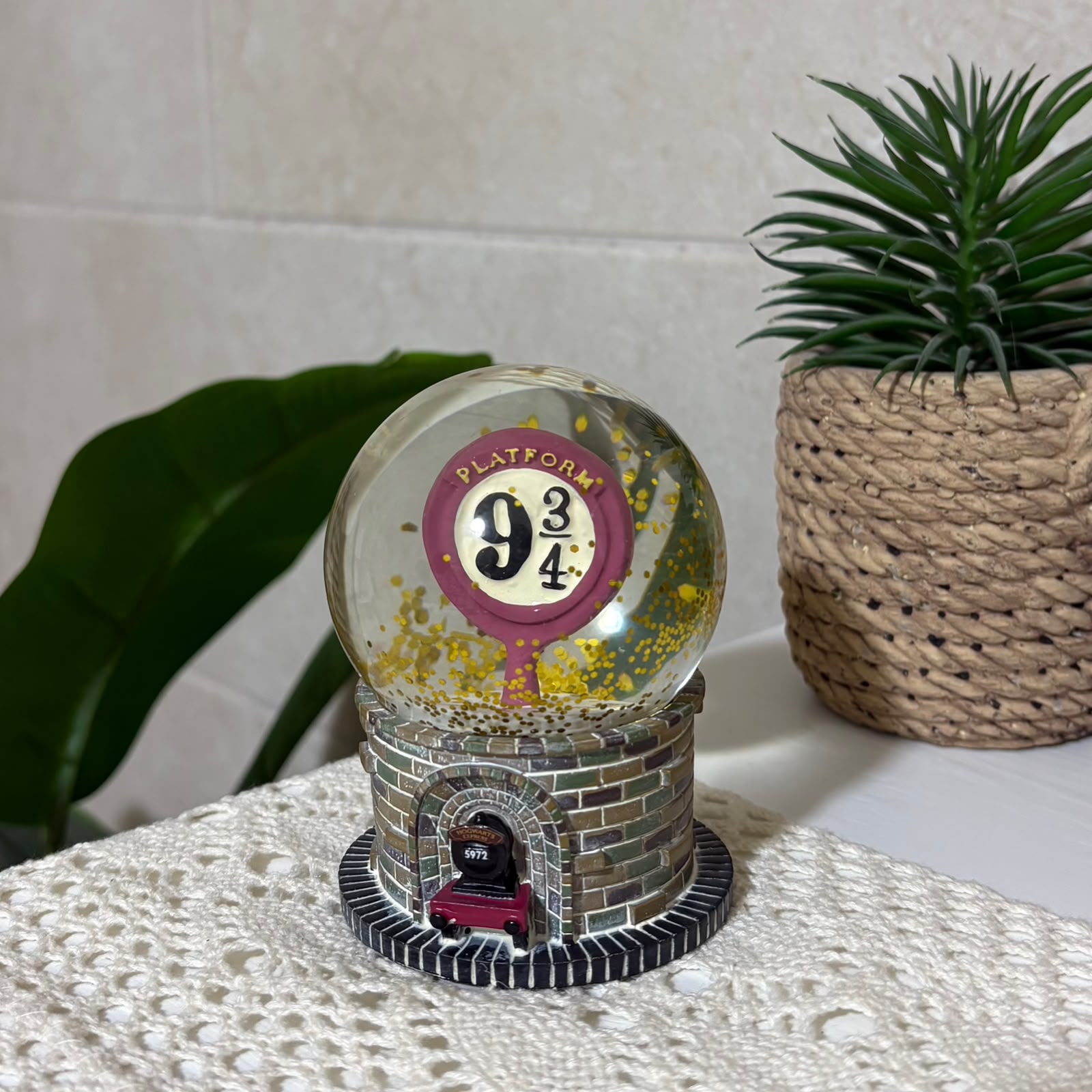 Harry Potter Platform 9 ¾ 9cm Mini Snow Globe – Hogwarts Express Train Base Decor - Photo 4 | Pinky Promise