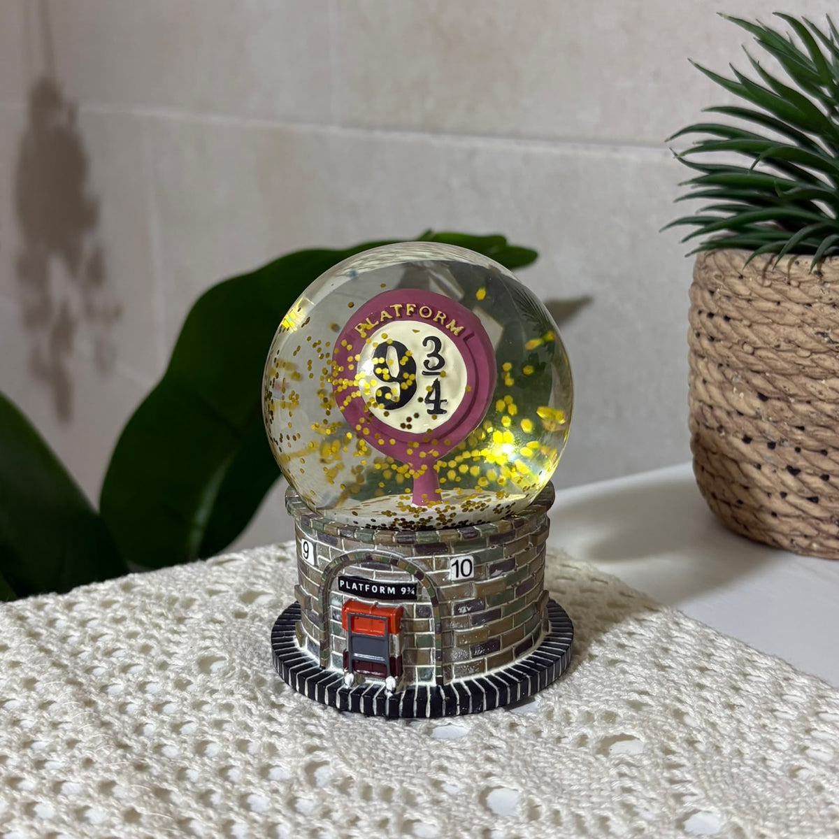Harry Potter Platform 9 ¾ 9cm Mini Snow Globe – Hogwarts Express Train Base Decor - Photo 5 | Pinky Promise