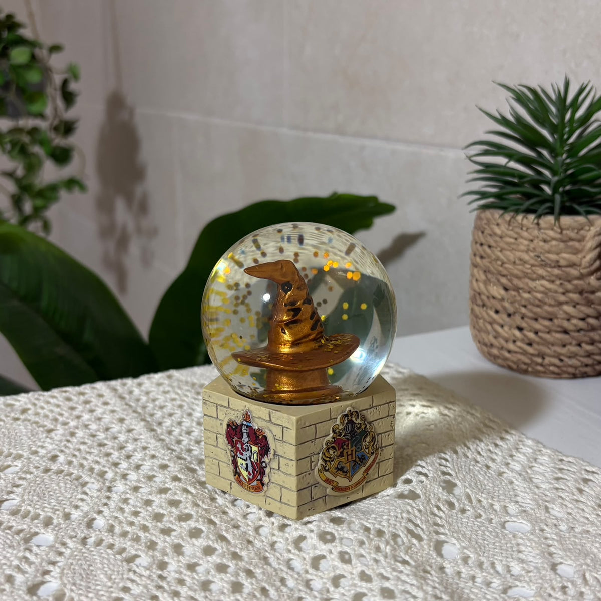 Harry Potter Sorting Hat 9cm Mini Snow Globe – Hogwarts Crests Base Desk Decor | Pinky Promise