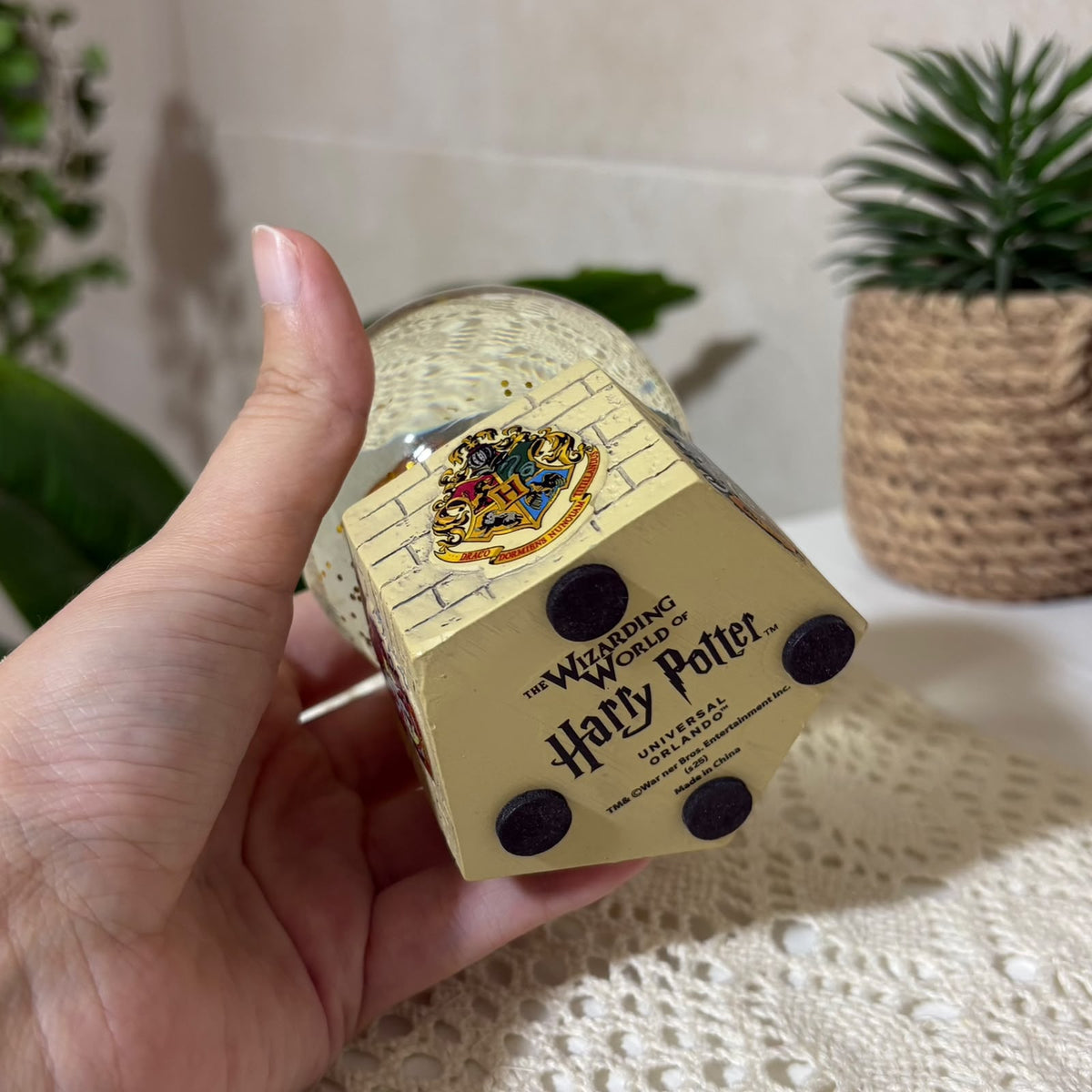 Harry Potter Sorting Hat 9cm Mini Snow Globe – Hogwarts Crests Base Desk Decor - Photo 4 | Pinky Promise