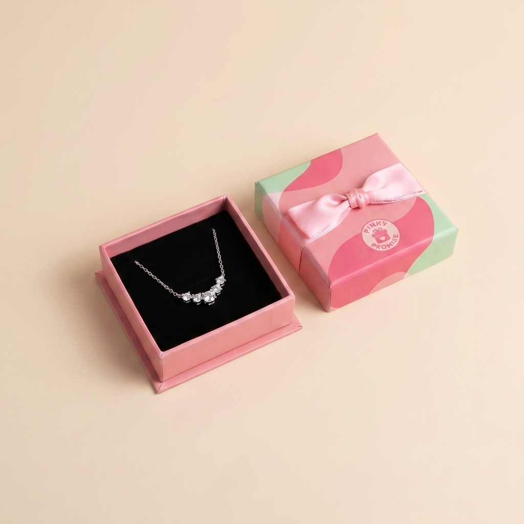 Sparkling Curved Cluster Necklace - 925 Sterling Silver - Close Up | Pinky Promise