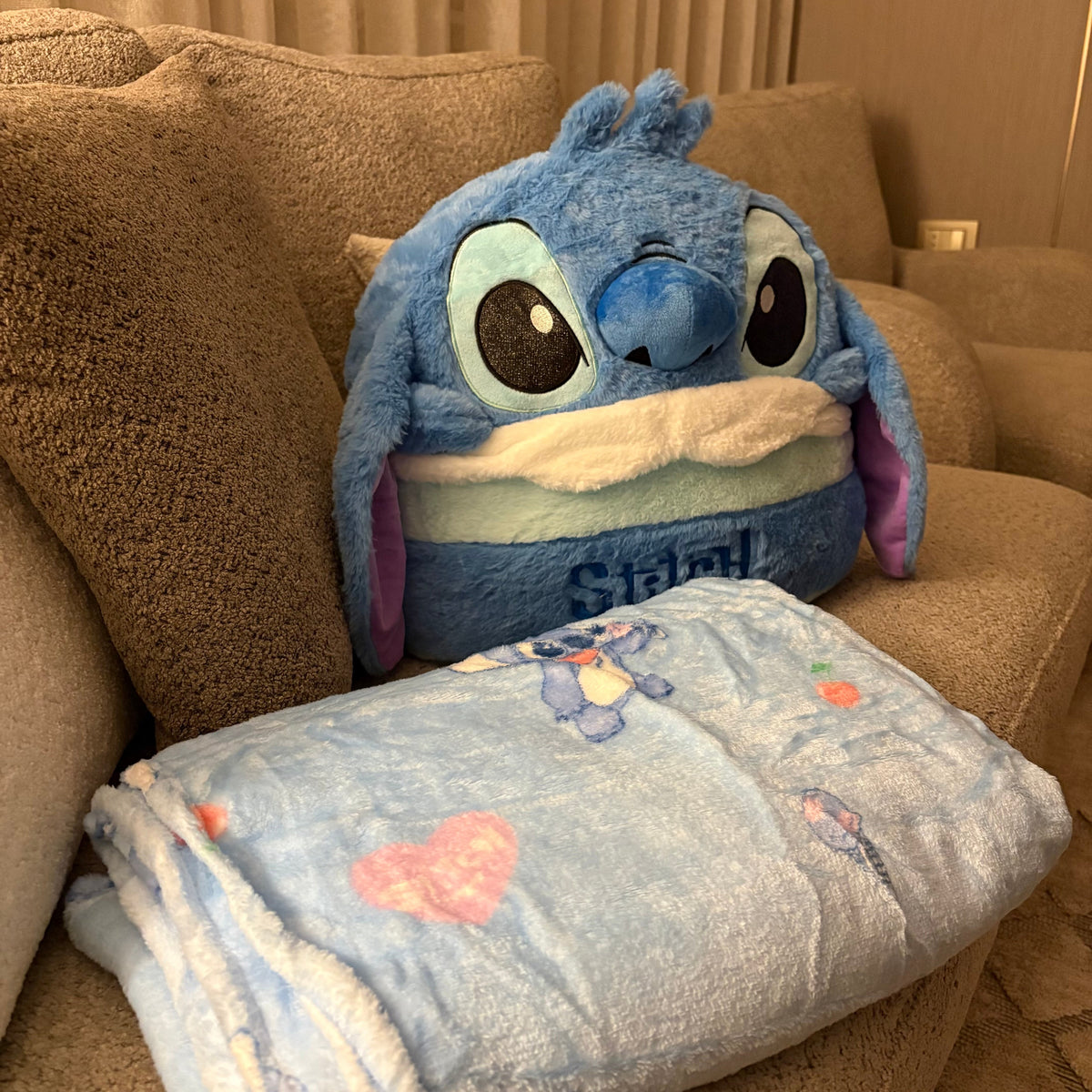Stitch 2 in 1 pillow and blanket - Close Up | Pinky Promise